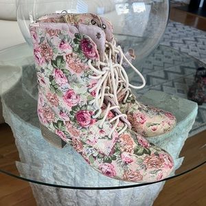 Sexy boots, size 6.5, great with any kind of outfit.